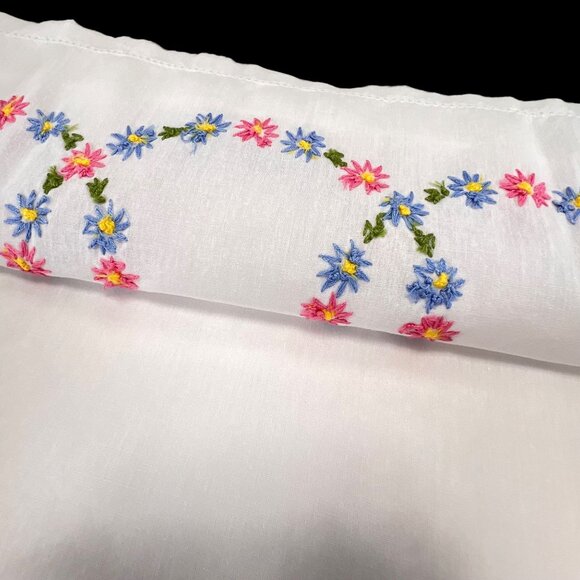 Vtg Handmade Embroidered Daisy Pillowcases Set of 2 Wreaths Pink Blue Circles - Picture 5 of 9